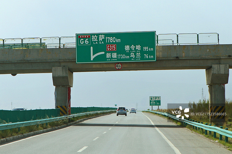 青海海西的公路路标图片素材