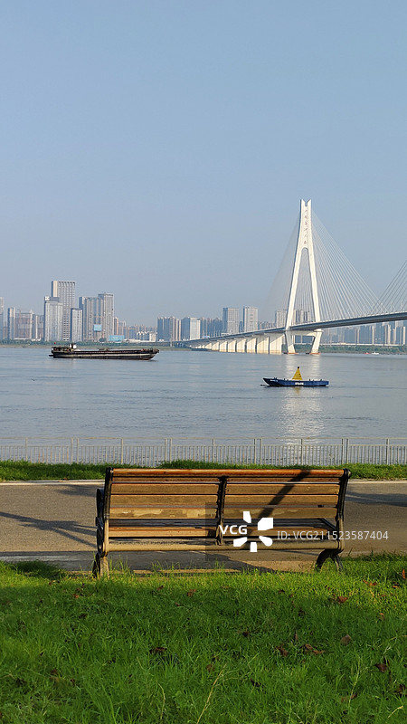 武汉二七长江大桥 公园长椅 清晨阳光图片素材