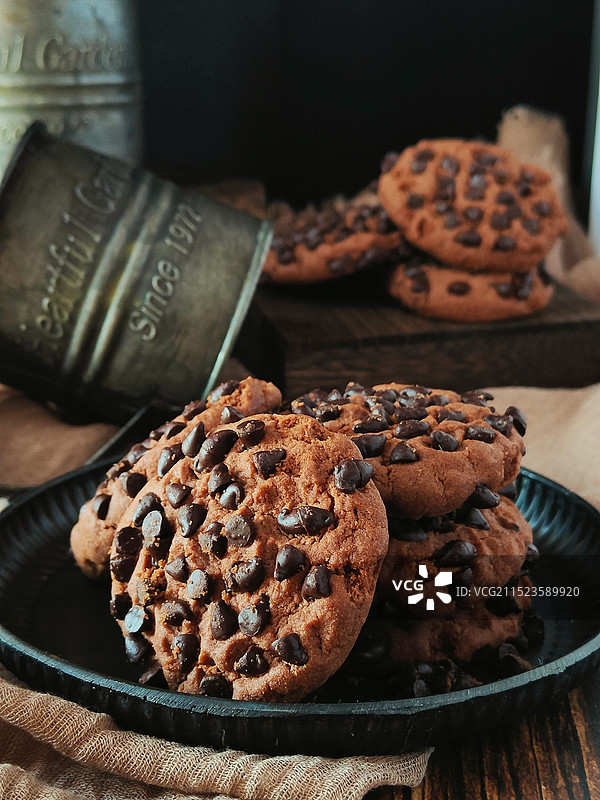 桌上盘子里的巧克力饼干特写图片素材