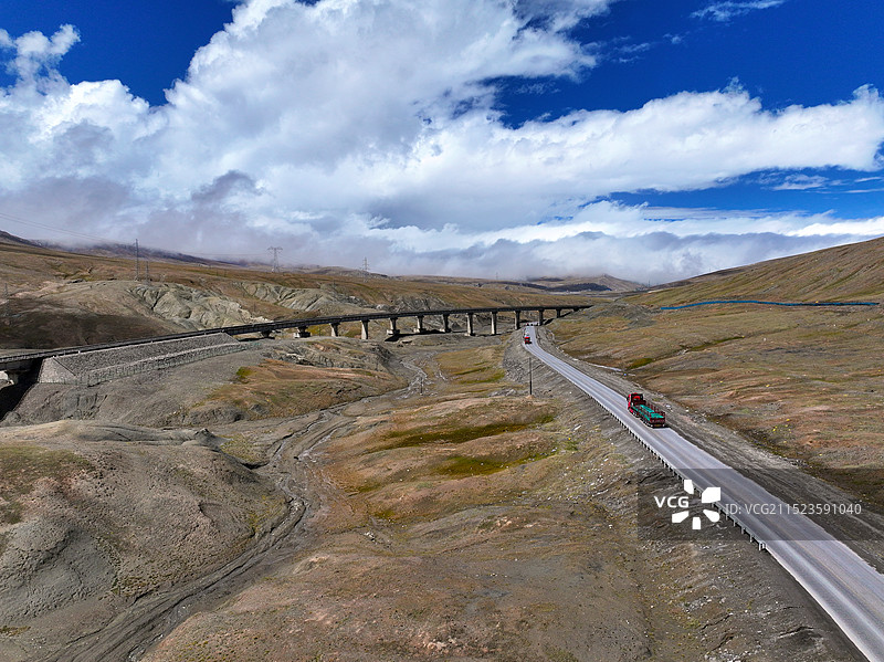 青海省玉树州青藏公路昆仑山世界地质公园昆仑山口航拍图片素材