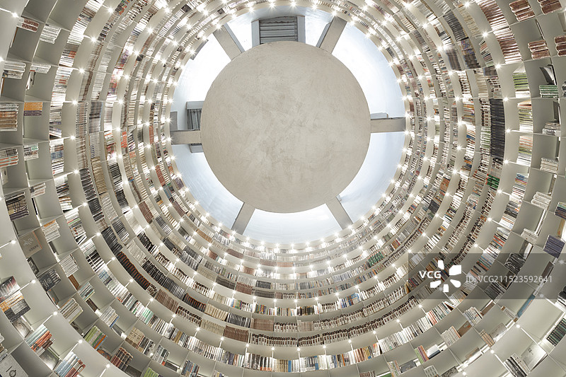 江苏南京园博园先锋书店——水泥罐内部书架仰视广角全景图片素材