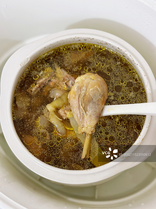 自家炖的滋补鸡汤图片素材