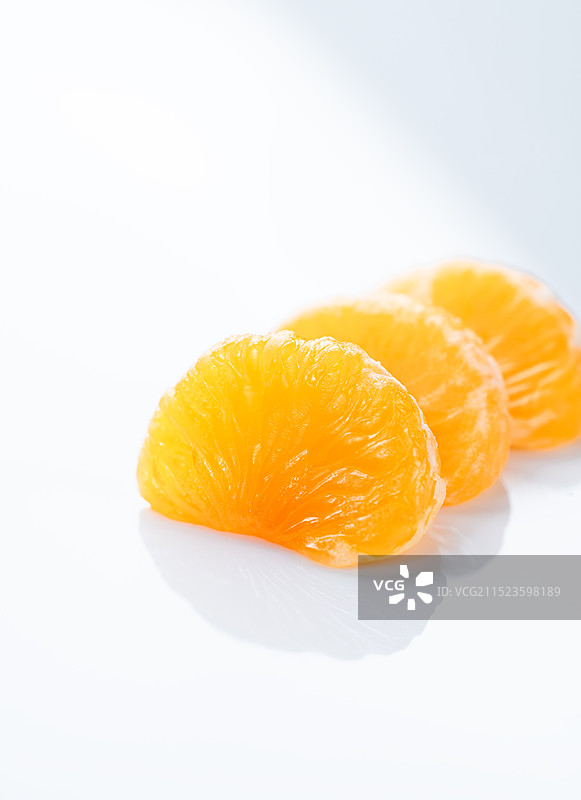 白色背景下橙色水果的特写镜头图片素材