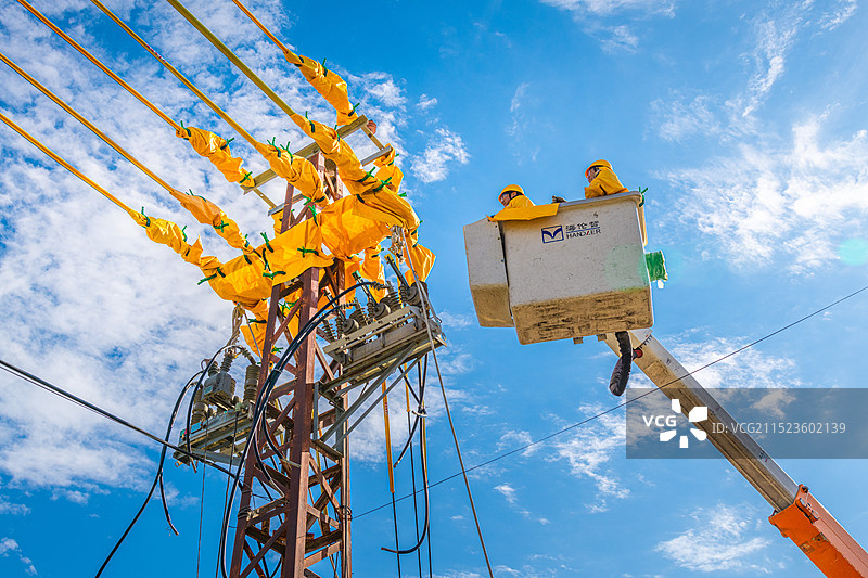 高温下的“刀尖舞者”图片素材