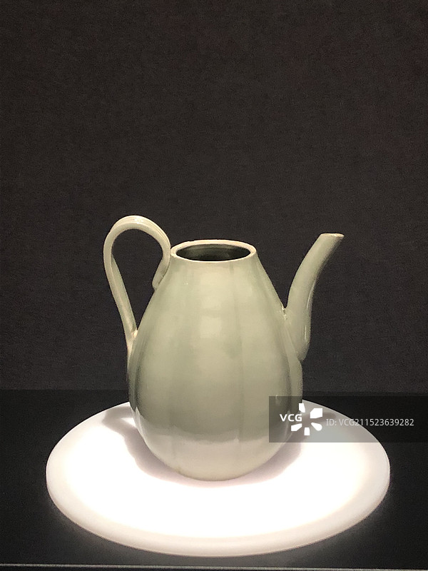 五代吴越国钱镠墓出土秘色瓷瓜囊形执壶-杭州吴越文化博物馆收藏图片素材