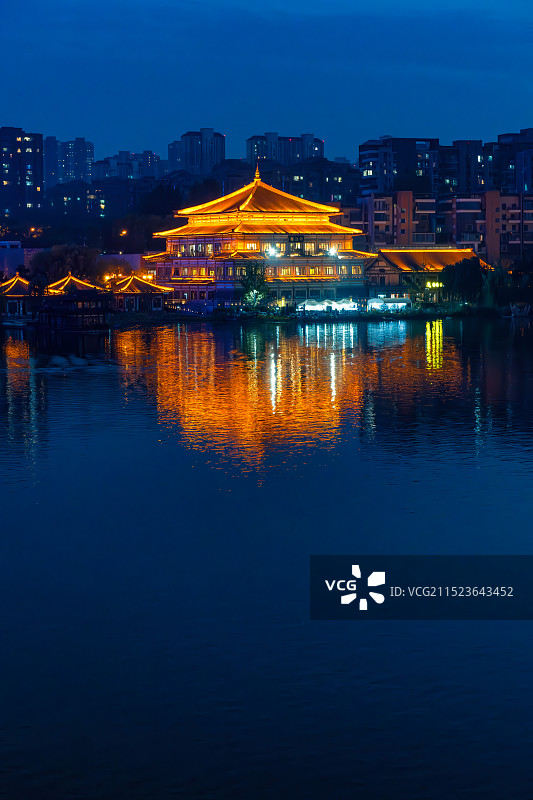 西安曲江湖夜景图片素材