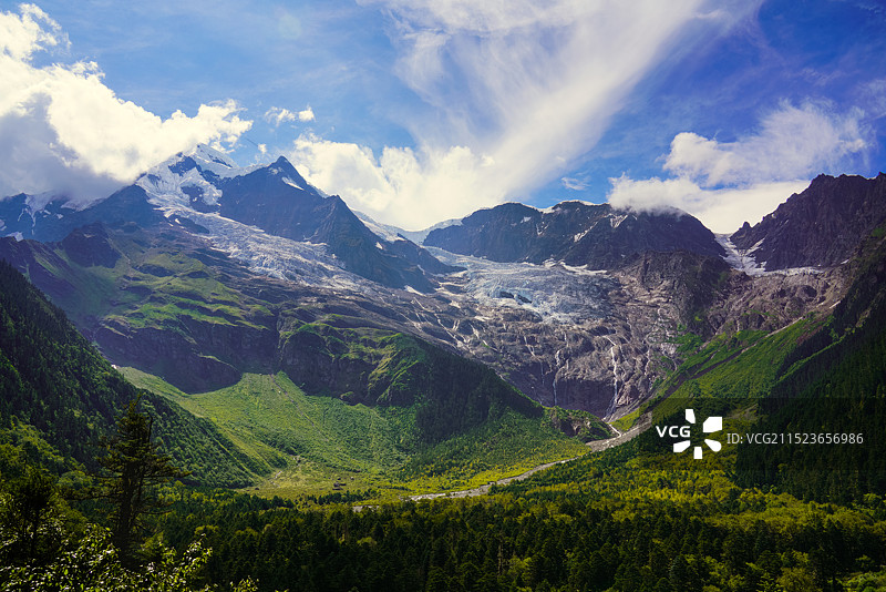 雨崩徒步看梅里将军峰全景图片素材