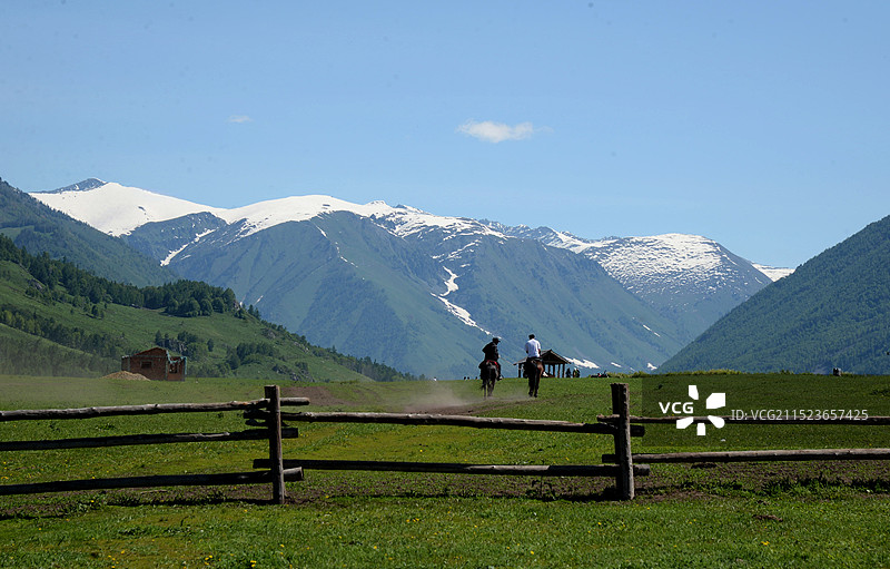 策马禾木村图片素材