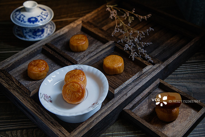 月饼与中式茶杯图片素材