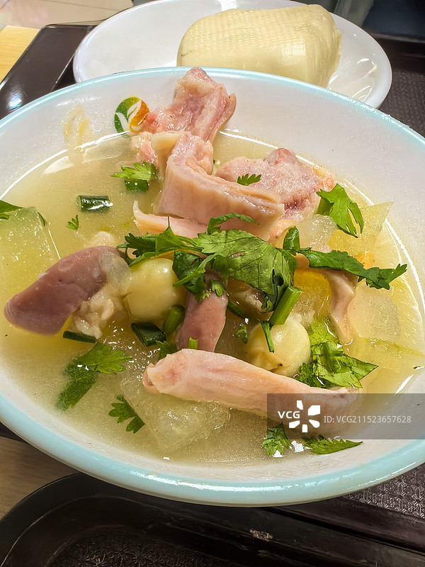 桌上碗里汤的特写镜头图片素材