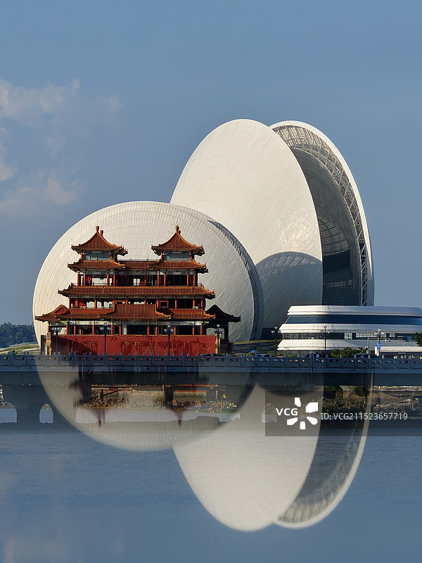 珠海地标建筑与倒影图片素材