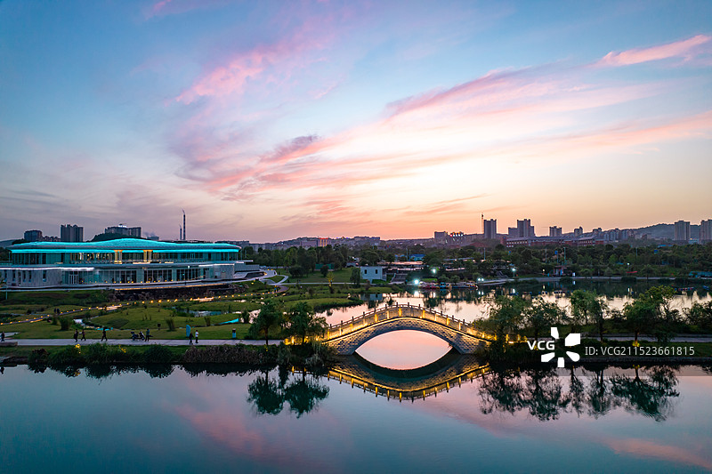 中国湖南省郴州市资兴市东江湾城市公园日落夕阳航拍风光图片素材