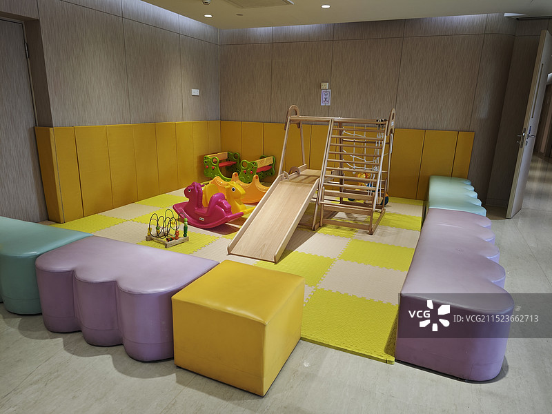 高端医疗机构内的儿童游乐区 滑滑梯和摇摇椅 外资医院妇产科和儿科 上海和睦家医院浦东金桥院区图片素材