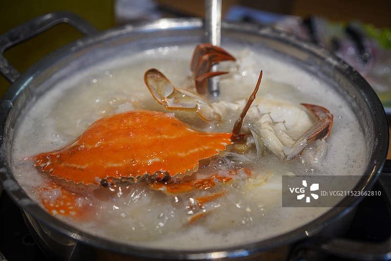 海鲜粥中煮了梭子蟹与鲜虾图片素材