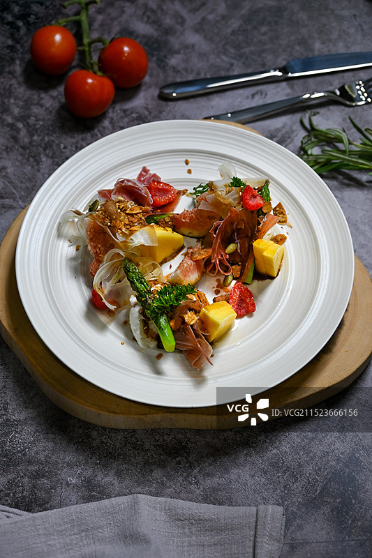 餐桌上盘子里的食物的高角度视图图片素材