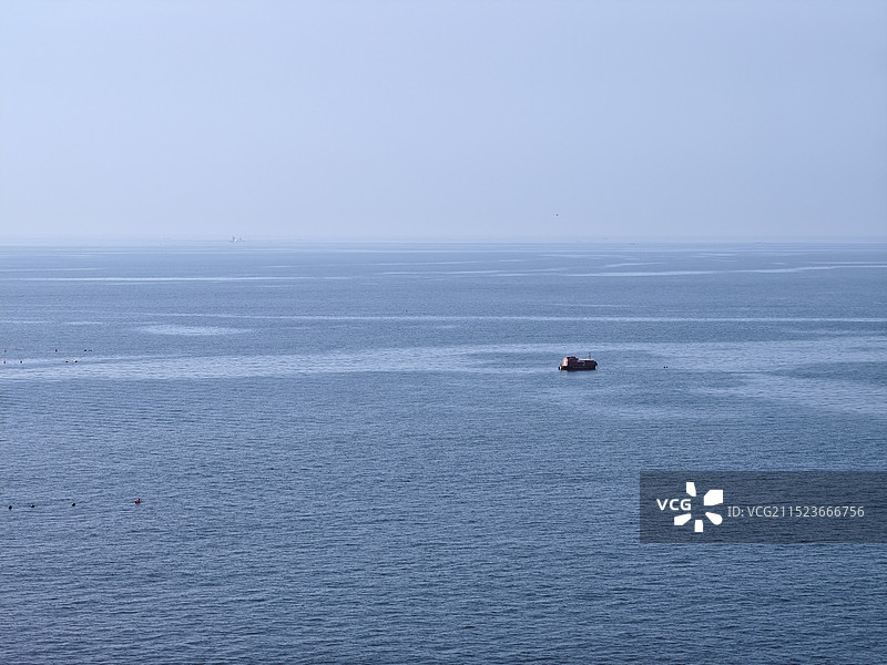 大连海面上的孤船图片素材