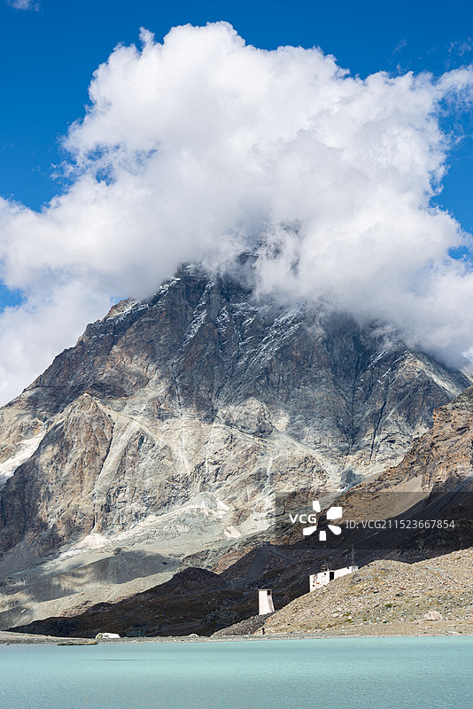 藏在云中的马特洪峰-1图片素材