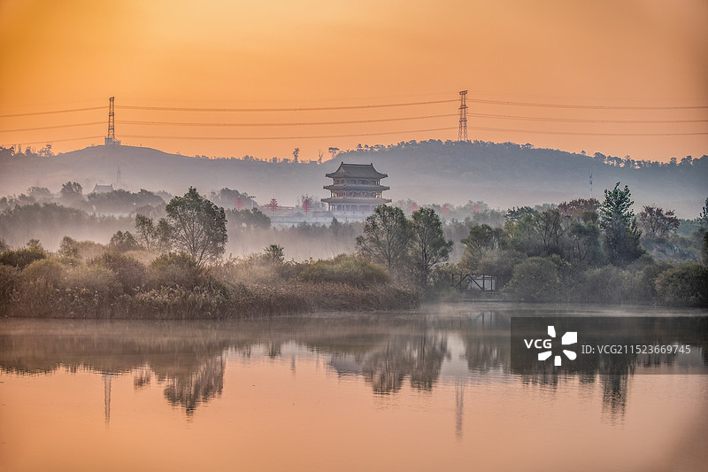 晨曦中的沈阳棋盘山关东影视城图片素材