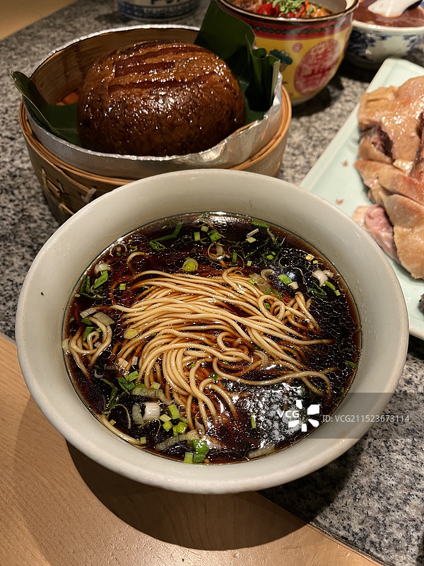 桌上碗里的汤的高角度视图图片素材