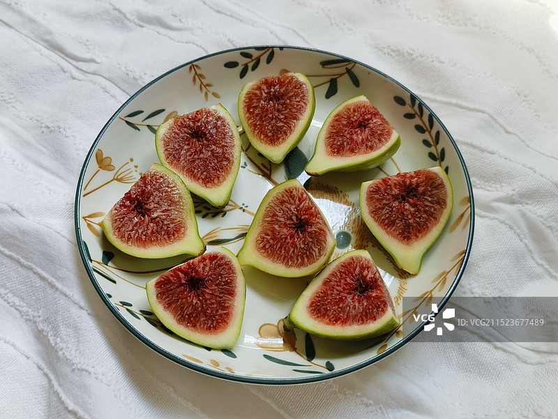 桌上盘子里水果无花果的高角度视图图片素材