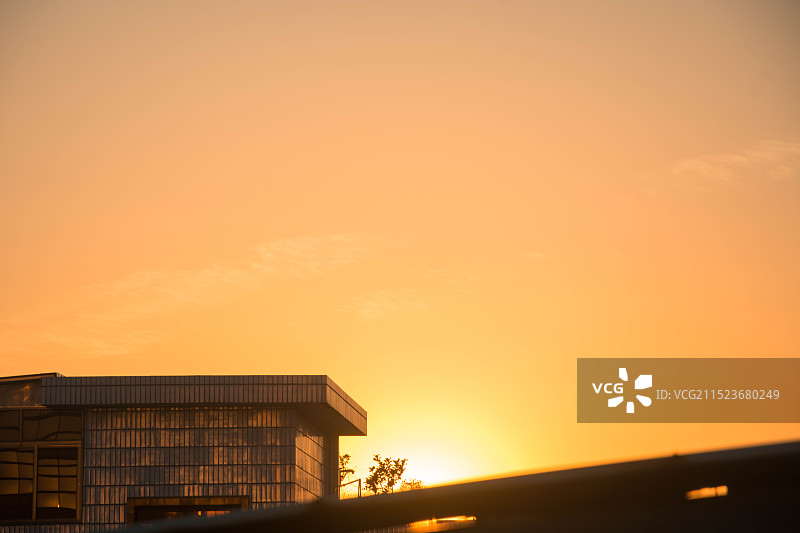 日落时建筑物反射金光、漫天余晖的低角度视图图片素材