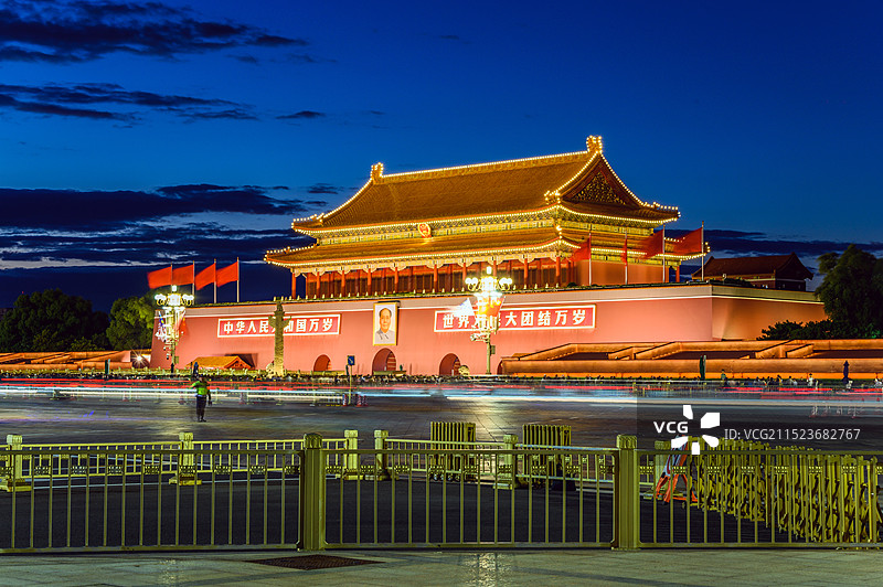 夜晚北京天安门广场亮灯车流夜景图片素材