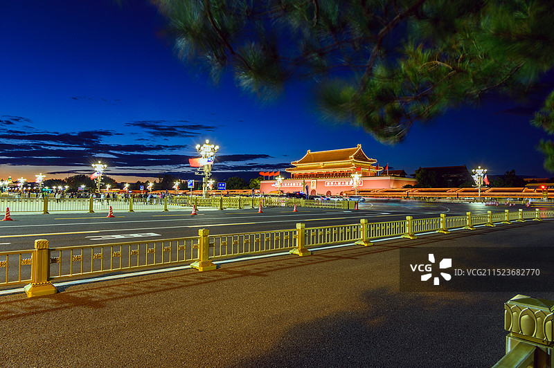 夜晚北京天安门广场亮灯车流夜景图片素材