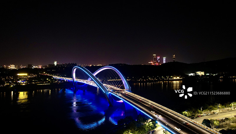 南宁大桥夜晚的航拍视图图片素材