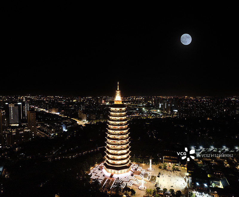 塔影月圆图片素材