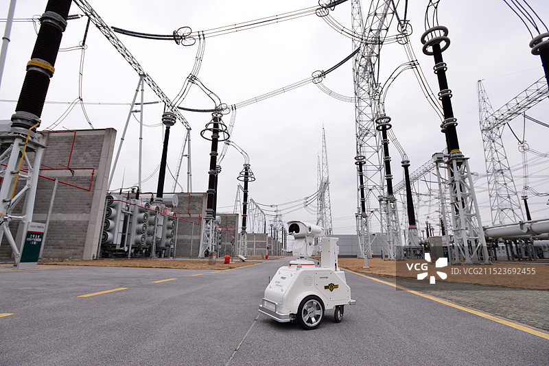 变电站中巡视的机器人图片素材