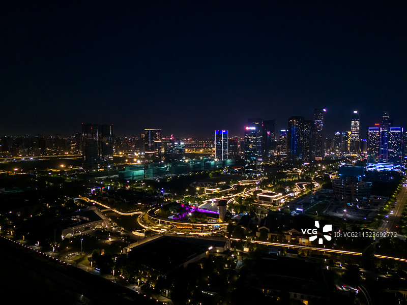 航拍浙江杭州钱江世纪城夜景 杭州钱江世纪公园灯光照明效果 钱塘江畔新城中轴线 钱塘江金融港湾核心区图片素材