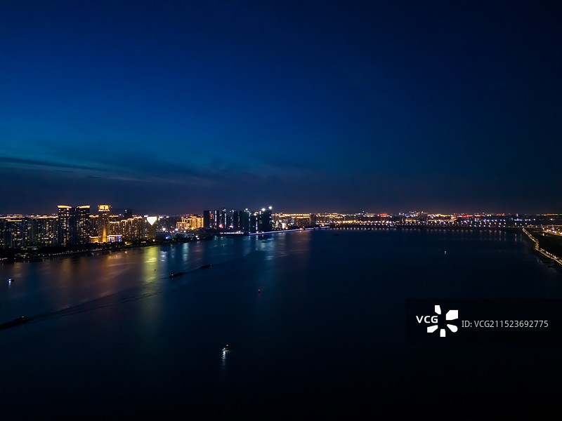 航拍浙江杭州钱江世纪城夜景 杭州钱江世纪公园灯光照明效果 钱塘江畔新城中轴线 钱塘江金融港湾核心区图片素材