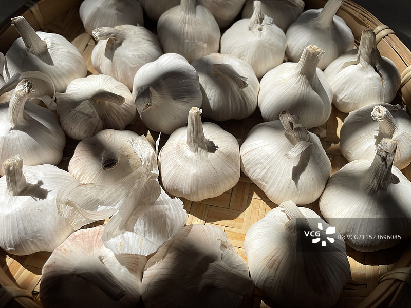 桌上大蒜球茎的特写镜头图片素材