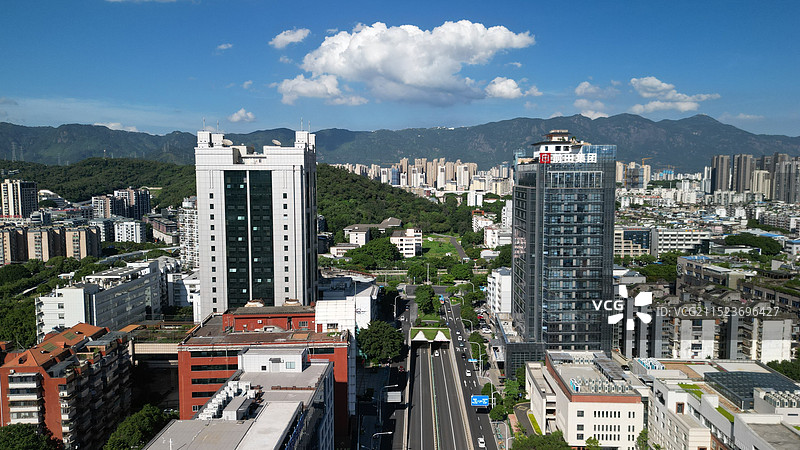 福州湖东路隧道和远方的山峰⛰️图片素材