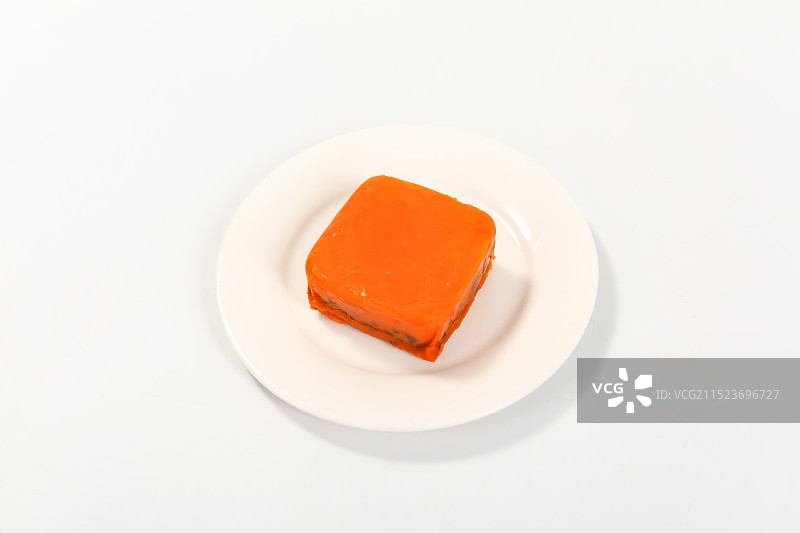 白色盘子里一小块火锅底料图片素材