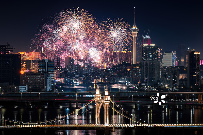 璀璨烟火下的澳门旅游塔和白石桥图片素材