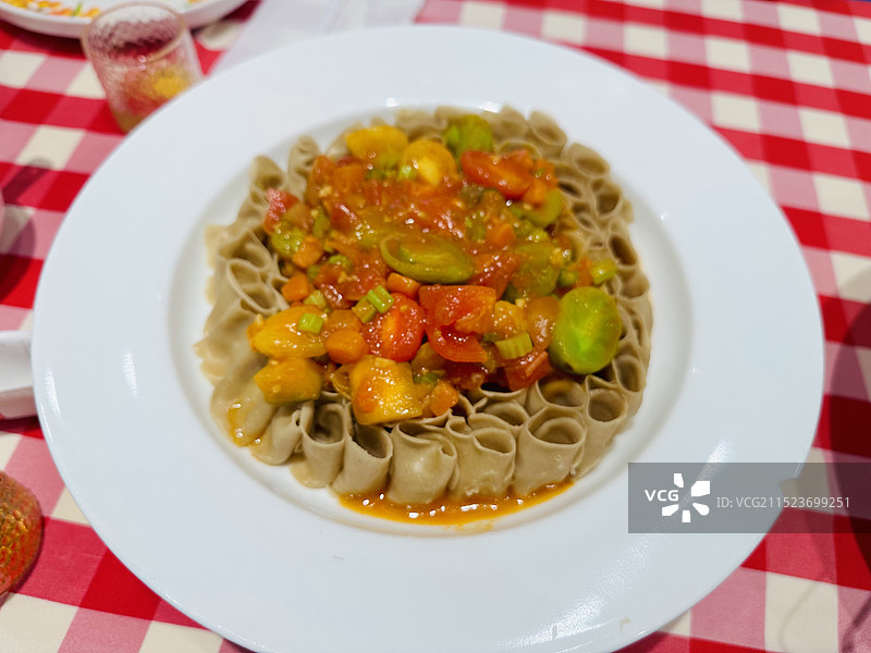 蕃茄浇汁莜面图片素材