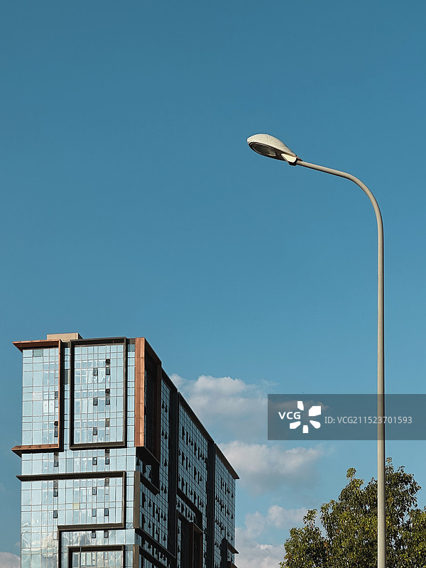 蓝天下街灯的低角度视角图片素材