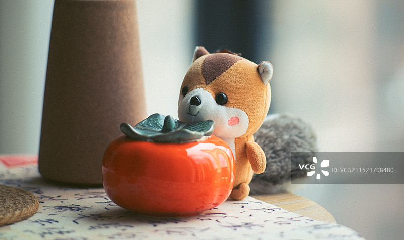 桌子上松鼠玩偶特写图片素材