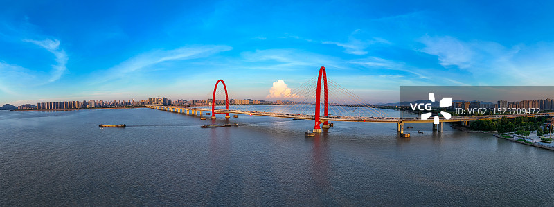 航拍浙江杭州之江大桥横跨钱塘江面 杭州钱江七桥 钱塘之门 斜拉桥图片素材
