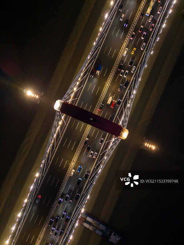 航拍浙江杭州之江大桥夜景灯光 横跨钱塘江面 杭州钱江七桥 钱塘之门 斜拉桥图片素材