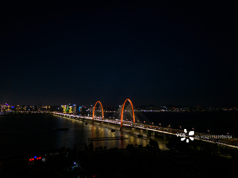 航拍浙江杭州之江大桥夜景灯光 横跨钱塘江面 杭州钱江七桥 钱塘之门 斜拉桥图片素材