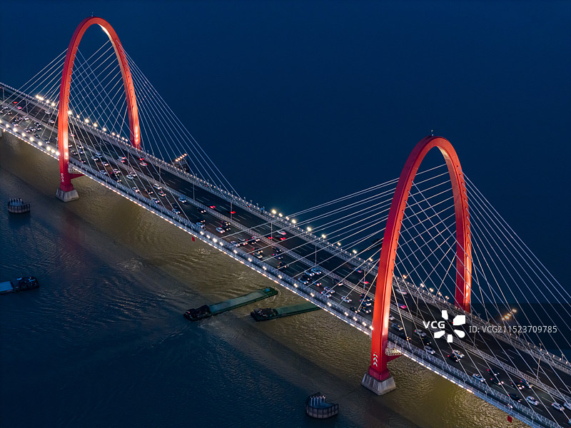 航拍浙江杭州之江大桥夜景灯光 横跨钱塘江面 杭州钱江七桥 钱塘之门 斜拉桥图片素材