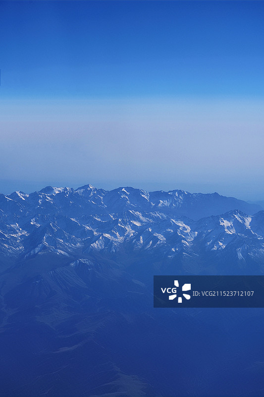 新疆 雪山 天山 山脉 高视角图片素材