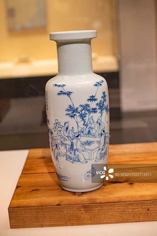 青花夜宴桃李园图棒槌瓶-清康熙图片素材