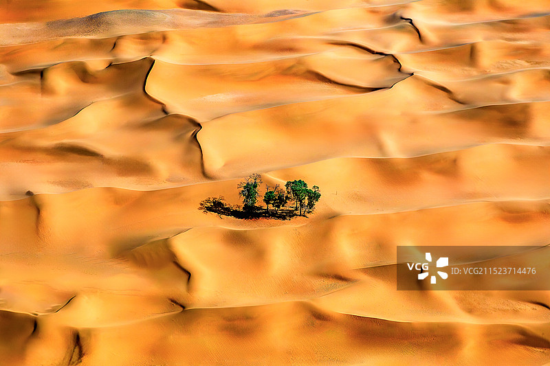 俯瞰西部巴丹吉林沙漠。图片素材