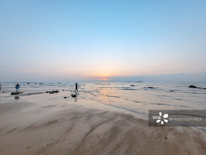 秋天国庆节，日照太公岛牡蛎公园看日出图片素材