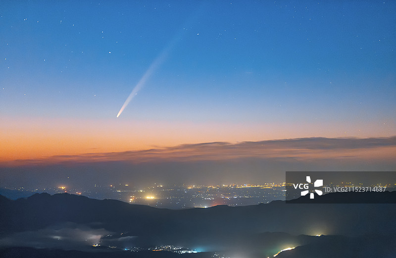 来宾双髻山晨光中的紫金山-阿特拉斯彗星图片素材