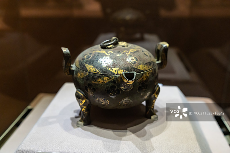 洛阳博物馆藏错金银团花纹带流铜鼎图片素材
