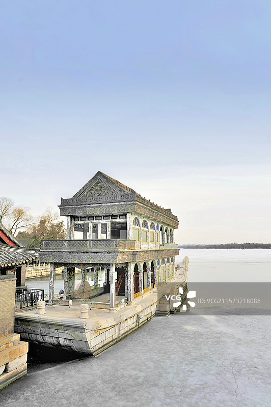 冬日夕阳下颐和园昆明湖畔的石舫图片素材